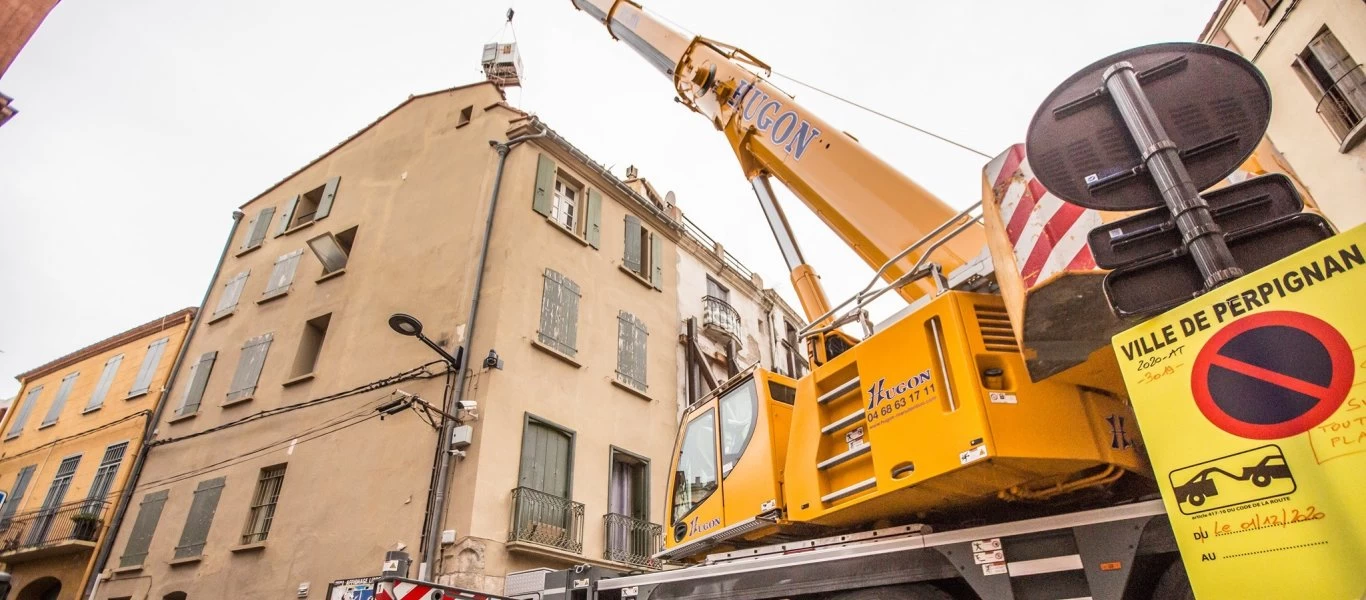 Διασώστες γκρέμισαν παράθυρο και έβγαλαν με γερανό άντρα βάρους 300 κιλών από το σπίτι του (βίντεο)